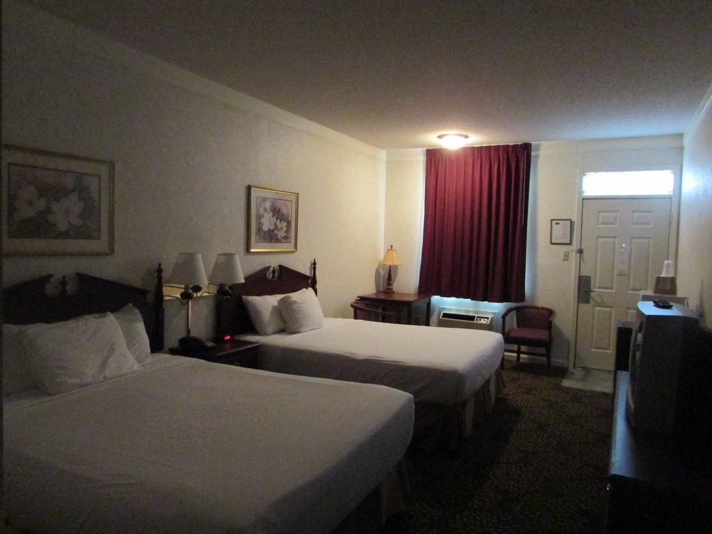 Plantation Oaks Hotel Millington Szoba fotó